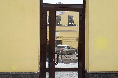 Входная группа и тамбур офисного здания