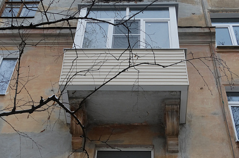Остекление балкона в доме сталинской постройки
